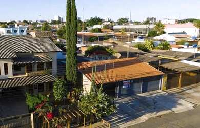 Imagem: A casa possui 3 Dormitórios, 2 Banheiros, 5 Vagas na garagem