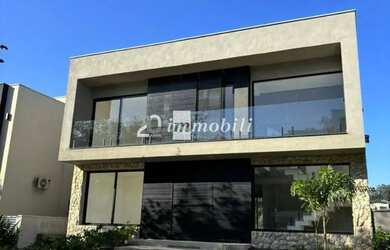 Imagem: A casa em condomínio possui 4 Dormitórios, 5 Banheiros, 4