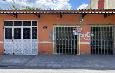 Imagem: A casa possui 4 Dormitórios, 4 Banheiros e 1 Vaga na garagem