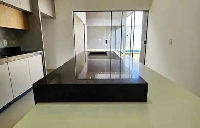 Imagem: A casa possui 3 Dormitórios, 2 Banheiros, 4 Vagas na garagem