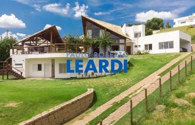 Imagem: A casa em condomínio possui 5 Dormitórios, 5 Banheiros, 5