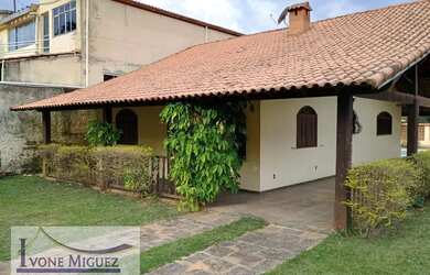 Imagem: A casa possui 2 Dormitórios, 2 Banheiros, 2 Vagas na garagem