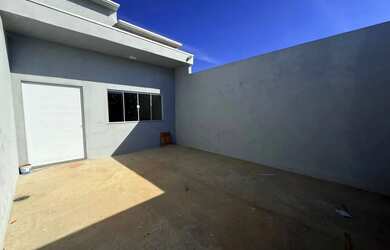 Imagem: A casa possui 3 Dormitórios, 2 Banheiros, 1 Vaga na garagem