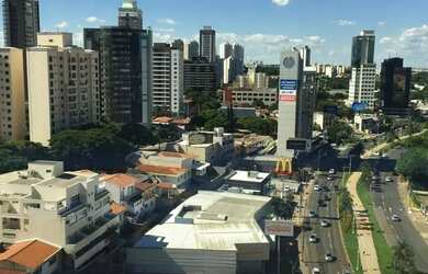 Imagem: O depósito possui 4 Vagas na garagem e 400m² de Área e está