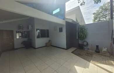 Imagem: A casa possui 3 Dormitórios, 3 Banheiros, 2 Vagas na garagem