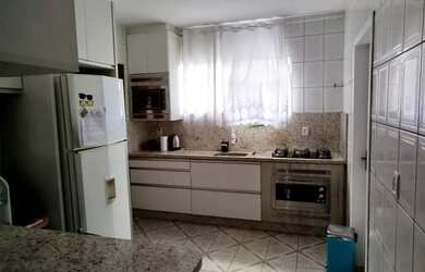 Imagem: A casa possui 3 Dormitórios, 2 Banheiros, 5 Vagas na garagem