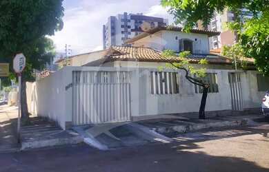 Imagem: A casa possui 3 Dormitórios, 4 Banheiros, 2 Vagas na garagem