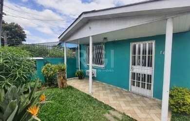 Imagem: A casa possui 4 Dormitórios, 2 Banheiros, 3 Vagas na garagem