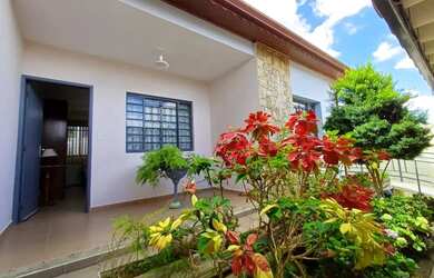 Imagem: A casa possui 3 Dormitórios, 2 Banheiros, 4 Vagas na garagem