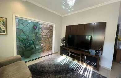 Imagem: A casa possui 3 Dormitórios, 2 Banheiros, 2 Vagas na garagem