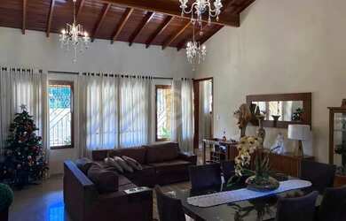 Imagem: A casa possui 3 Dormitórios, 5 Banheiros, 5 Vagas na garagem