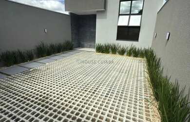 Imagem: A casa possui 3 Dormitórios, 2 Banheiros, 2 Vagas na garagem