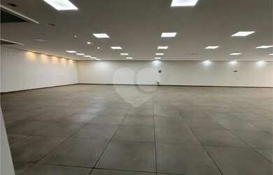 Imagem: O depósito possui 4 Vagas na garagem, 300m² de Área e está