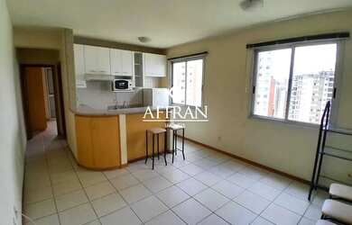 Imagem: O apartamento possui 1 Dormitório, 1 Banheiro, 1 Vaga na garagem