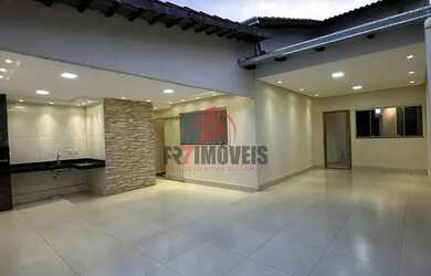 Imagem: A casa possui 3 Dormitórios, 2 Banheiros, 2 Vagas na garagem