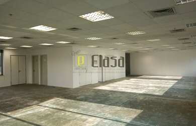 Imagem: O depósito à venda possui 5 Vagas na garagem e 176m² de Área