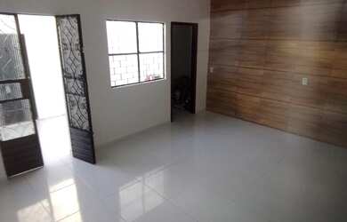 Imagem: A casa possui 2 Dormitórios e 1 Banheiro e está localizado