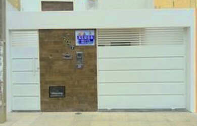 Imagem: A casa possui 3 Dormitórios, 2 Banheiros, 1 Vaga na garagem