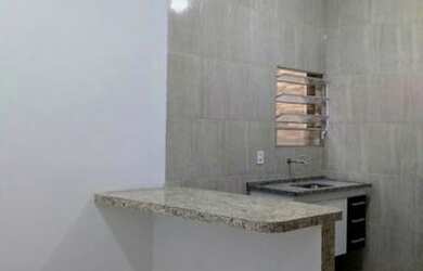 Imagem: A casa possui 1 Dormitório, 1 Banheiro, 1 Vaga na garagem