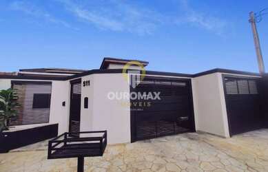 Imagem: A casa possui 3 Dormitórios, 3 Banheiros, 3 Vagas na garagem