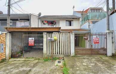 Imagem: A casa possui 4 Dormitórios, 2 Banheiros, 2 Vagas na garagem