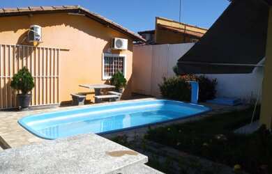 Imagem: A casa possui 3 Dormitórios, 2 Banheiros, 2 Vagas na garagem