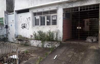 Imagem: A casa possui 3 Dormitórios, 1 Banheiro, 5 Vagas na garagem