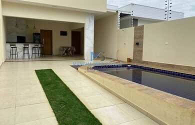 Imagem: A casa possui 3 Dormitórios, 1 Banheiro, 2 Vagas na garagem