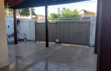 Imagem: A casa possui 3 Dormitórios, 1 Banheiro, 2 Vagas na garagem