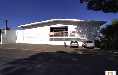 Imagem: O depósito possui 5 Vagas na garagem, 325m² de Área e está