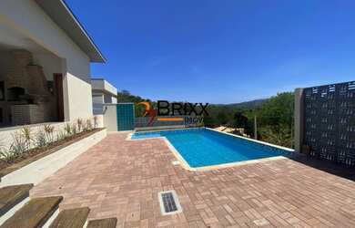 Imagem: A casa possui 4 Dormitórios, 5 Banheiros, 5 Vagas na garagem