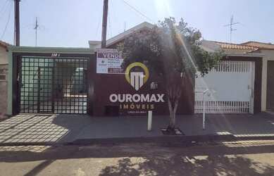 Imagem: A casa possui 3 Dormitórios, 1 Banheiro, 2 Vagas na garagem