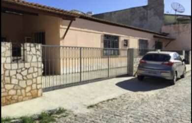 Imagem: A casa possui 4 Dormitórios, 2 Banheiros, 4 Vagas na garagem