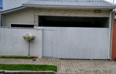 Imagem: A casa possui 2 Dormitórios, 1 Banheiro, 2 Vagas na garagem