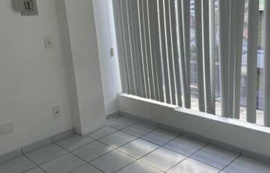 Imagem: O depósito possui 5 Vagas na garagem, 37m² de Área e está