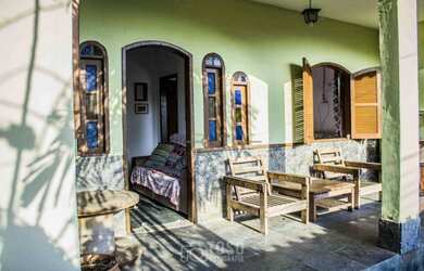 Imagem: A casa possui 2 Dormitórios, 1 Banheiro, 2 Vagas na garagem