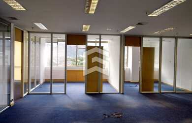 Imagem: O depósito possui 5 Vagas na garagem, 233m² de Área e está