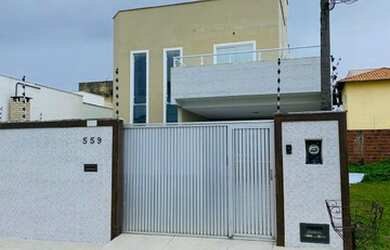 Imagem: A casa possui 3 Dormitórios, 3 Banheiros, 2 Vagas na garagem