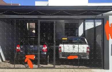 Imagem: A casa possui 3 Dormitórios, 1 Banheiro, 3 Vagas na garagem