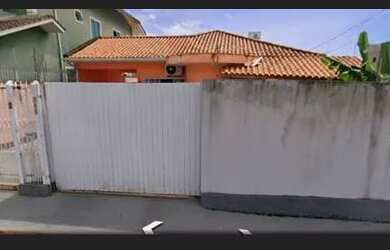 Imagem: A casa possui 2 Dormitórios, 2 Banheiros, 2 Vagas na garagem