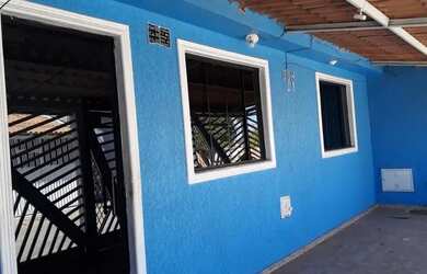 Imagem: A casa possui 3 Dormitórios, 2 Banheiros, 2 Vagas na garagem