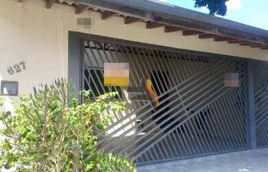 Imagem: A casa possui 4 Dormitórios, 1 Banheiro, 2 Vagas na garagem