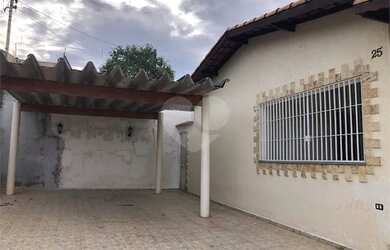 Imagem: A casa possui 3 Dormitórios, 2 Banheiros, 4 Vagas na garagem