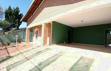 Imagem: A casa possui 3 Dormitórios, 3 Banheiros, 2 Vagas na garagem