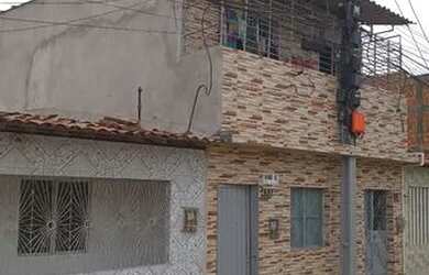 Imagem: A casa possui 4 Dormitórios e 2 Banheiros e está localizado