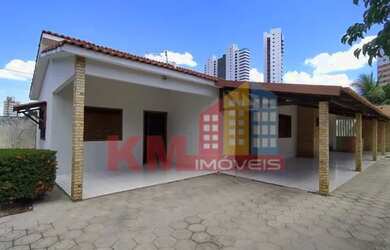 Imagem: A casa possui 3 Dormitórios, 2 Banheiros, 4 Vagas na garagem