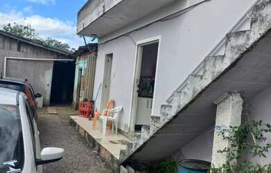 Imagem: A casa possui 4 Vagas na garagem e está localizado em Barra