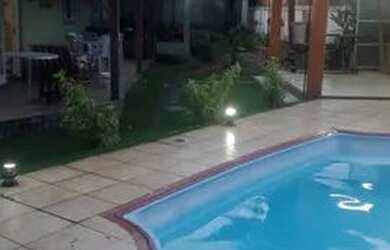 Imagem: A casa possui 5 Dormitórios, 4 Banheiros, 5 Vagas na garagem