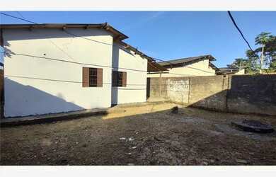 Imagem: A casa possui 3 Dormitórios, 1 Banheiro, 2 Vagas na garagem