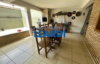 Imagem: A casa possui 3 Dormitórios, 3 Banheiros, 2 Vagas na garagem